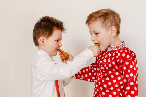 Två Pojkarna Matas Varandra Pannkakor Maslenitsa Semester — Stockfoto