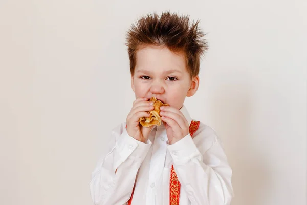 Ryska Fyra Årig Pojke Vit Skjorta Äter Pannkaka Vit Bakgrund — Stockfoto