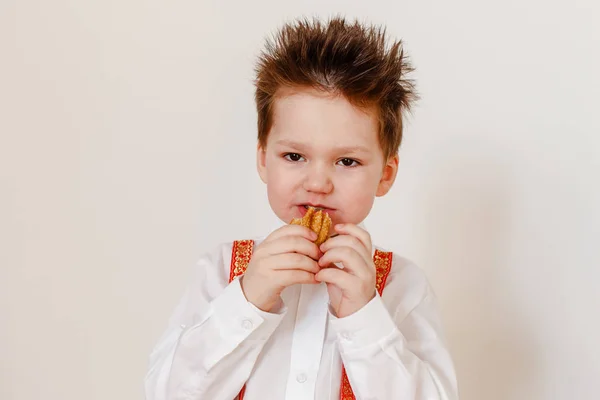 少年の白いシャツは 白地にパンケーキを食べるロシア マースレニツァ休日 — ストック写真