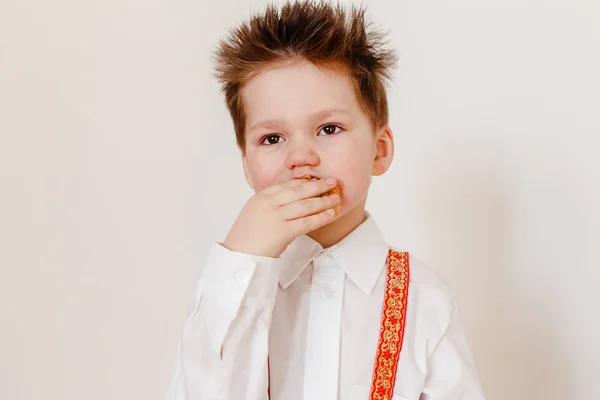 Ruský Čtyři Rok Starý Chlapec Bílé Košili Palačinka Bílém Pozadí — Stock fotografie