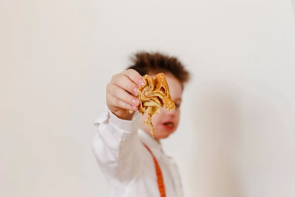 Naleśnik Rękach Dziecka Pierwszym Planie Rozmytego Tła Maslenitsa — Zdjęcie stockowe