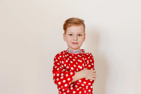 Ryska Pojke Den Röda Tröjan Tittar Kameran Vit Bakgrund — Stockfoto