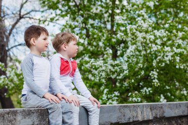 çiçekli crabapple oturan iki çocuk