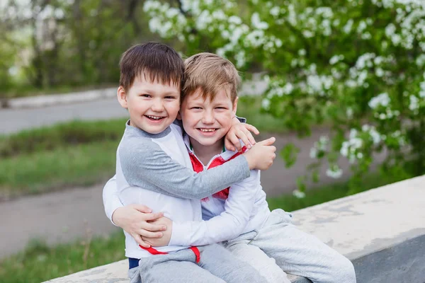 Двоє Щасливих Усміхнених Дітей Обіймаються Влітку Відкритому Повітрі — стокове фото