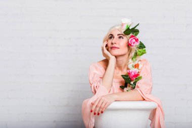 Beyaz peruk bir tırpan ile rüya genç bir kadın