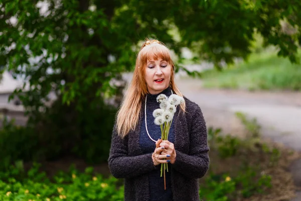 Lycklig Kvinna Håller Stor Mogen Maskrosor — Stockfoto