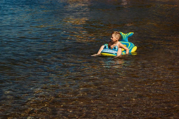 Jongen Drijvend Boot Van Een Opblaasbare Baby Kinderen Zee — Stockfoto