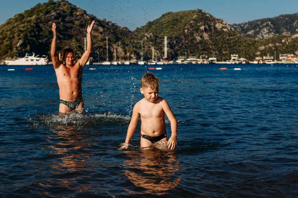 Мужчина Шестилетний Ребенок Играли Море Ичмелер Турция — стоковое фото
