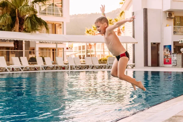 Шестилетний Мальчик Прыгает Открытый Бассейн — стоковое фото