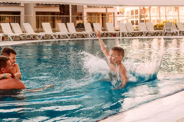 Hoch Skočil Venkovního Bazénu Šplouchání Vody Rodinná Dovolená Hotelu — Stock fotografie