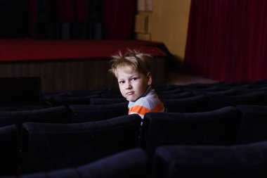 Shaggy çocuk sinema, tek başına oturan