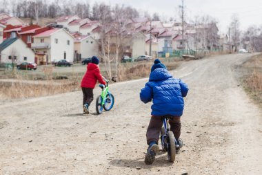 dağ bisikleti baharda yükseltilmiş çocuklar