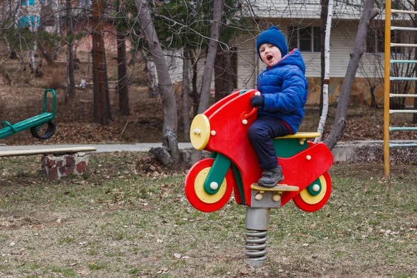 Весной Веселый Пятилетний Ребенок Детской Площадке — стоковое фото