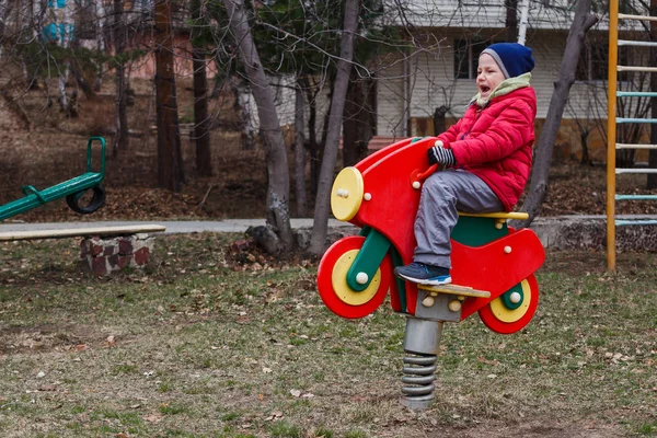 Гей Сидит Деревянном Мотоцикле Детской Площадке Весной — стоковое фото