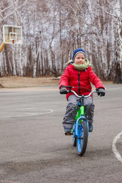 Шестилетний Мальчик Едет Велосипеде Весной — стоковое фото