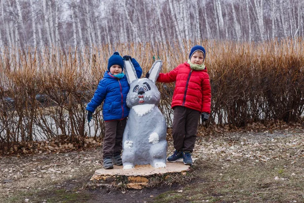 Дети Большая Фигурка Кролика Открытом Воздухе Весной — стоковое фото