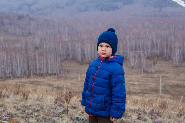Портрет Пятилетнего Мальчика Голубой Шляпе Куртке Фоне Серого Весеннего Пейзажа — стоковое фото