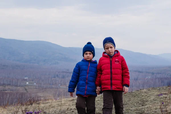 Уставшие Дети Весной Гуляют Горам Два Мальчика Теплых Куртках Шляпах — стоковое фото