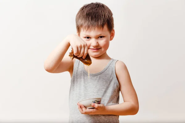 Ragazzo Russo Cinque Anni Immerge Pancake Arrotolato Nel Miele Liquido — Foto Stock