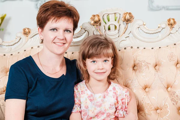 Beautiful Smiling Caucasian Mother Daughter Looking Camera Portrait Waist — Stock Photo, Image