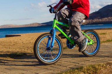 Çocuk iki tekerlekli pedal Bisiklet dönüyor, Bahar şehir dışında bir bisikletle McCabe çocuk ayak kapatın