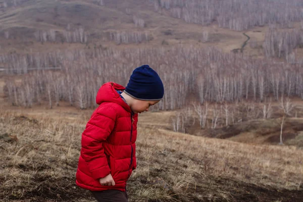 Garçon Six Ans Dans Une Veste Rouge Marche Dehors Ville — Photo