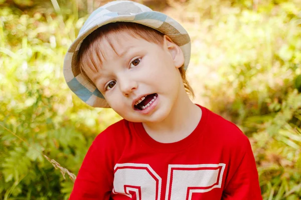 Ler Barnet Bär Hatt Och Röd Shirt Sitter Gräset Sommar — Stockfoto