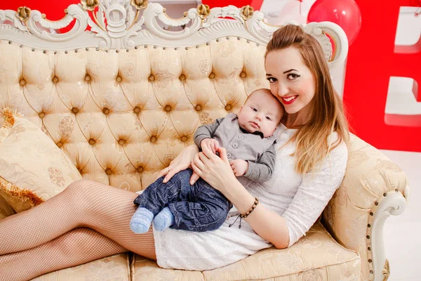 Young Smiling Mom Six Month Old Child Sit Couch Indoors — Stock Photo, Image