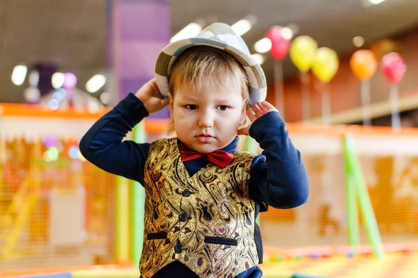 Двухлетний Ребенок Шляпе Жилете Галстуке Бабочку Детской Комнате Размытом Фоне — стоковое фото