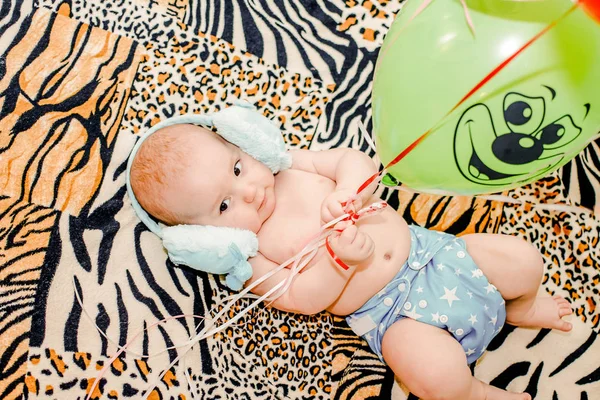 Das Sechs Monate Alte Kleinkind Der Windel Hält Luftballons Baby — Stockfoto