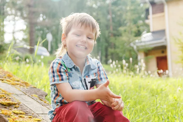 Ler Tre Åriga Långhårig Pojke Strålar Sommarsolen — Stockfoto