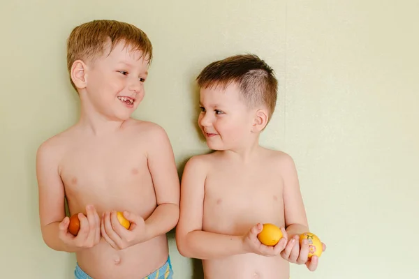 Vtipné Děti Drží Velikonoční Vajíčka — Stock fotografie