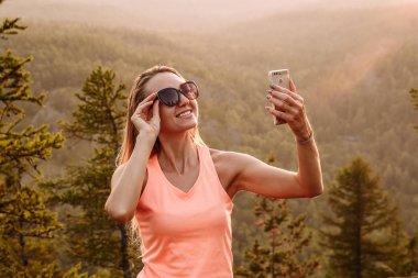 mutlu kadın güneş kremi dağlarda yaz aylarında fotoğraflandı.