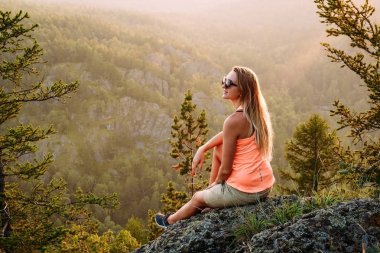 bir t-shirt ve şort sittin güzel uzun saçlı kadın