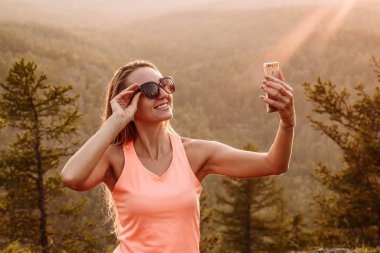 gülümseyen bir selfie dağlarda yaz aylarında çekici kadın. Se