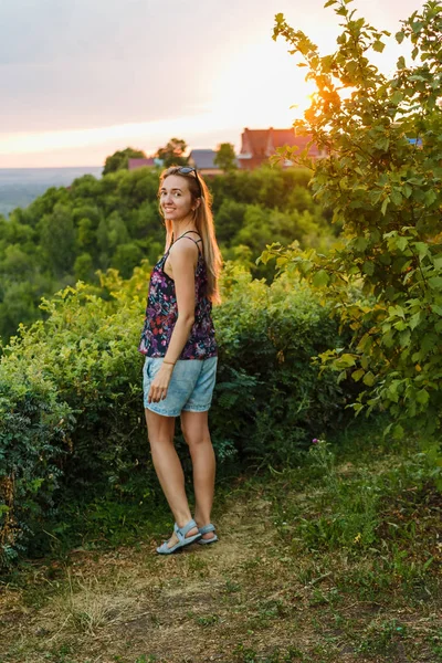 En leende kvinna i en t-shirt och shorts — Stockfoto