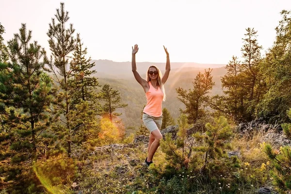 Счастливая тридцатилетняя женщина, стоящая на вершине горы — стоковое фото