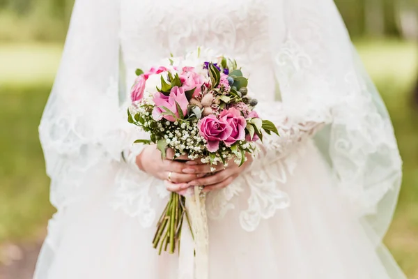 Delikatny elegancki bukiet róż w rękach panny młodej na zewnątrz — Zdjęcie stockowe