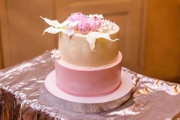 Gentle pink wedding cake — Stock Photo, Image