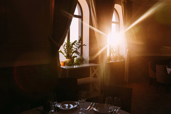 Rayons lumineux du soleil tombent dans la fenêtre du restaurant — Photo