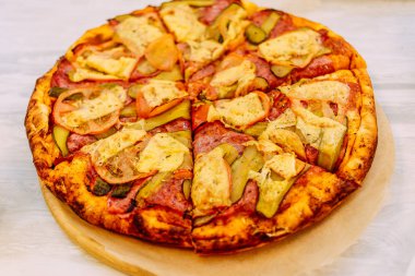 büyük kesilmiş pizza