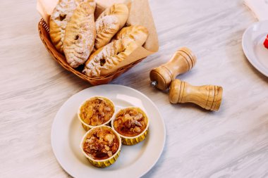 Bademli kek ve börek elmalı