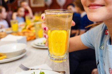 Kız içecekler portakal suyu