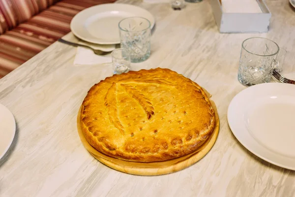 Golden homemade pie on the table — Stock Photo, Image