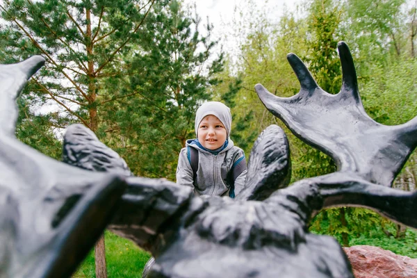 Ребенок сидит на камне — стоковое фото