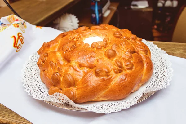 Gran hermoso pan ruso en la toalla — Foto de Stock