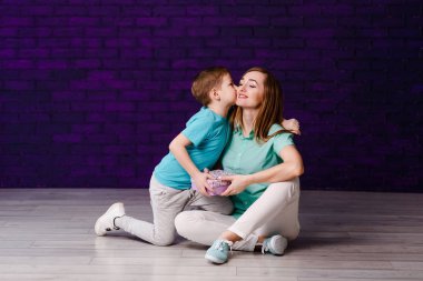 yedi yaşındaki oğlu genç güzel bir anne kisses