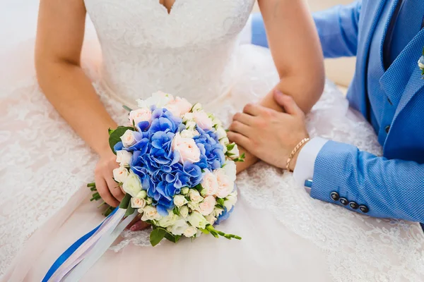 Mãos da noiva e noivo — Fotografia de Stock