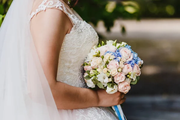花嫁の手の中の小さなピンクと青バラの花束 — ストック写真