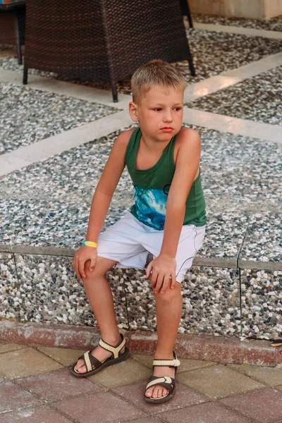 Загорелый шестилетний мальчик в шортах — стоковое фото